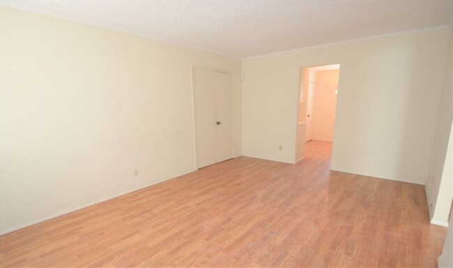 Building Photo - Tara Condos 2 Bed 1 Bath Apt NW 63rd & May...