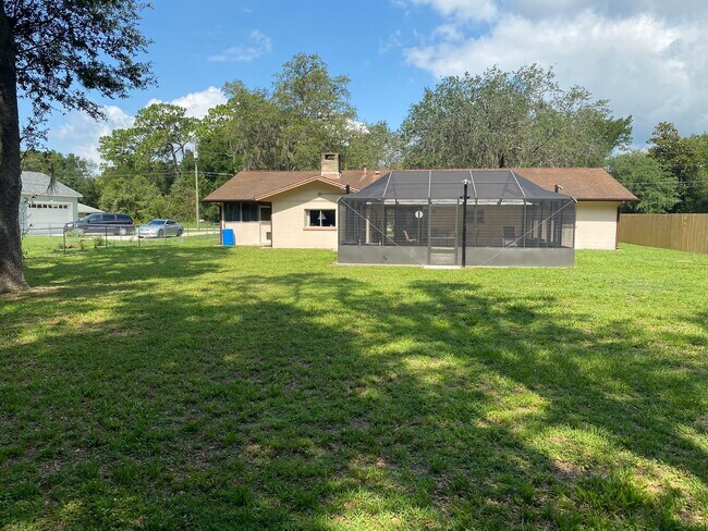Building Photo - Family and pet friendly ANNUAL LEASE just ...
