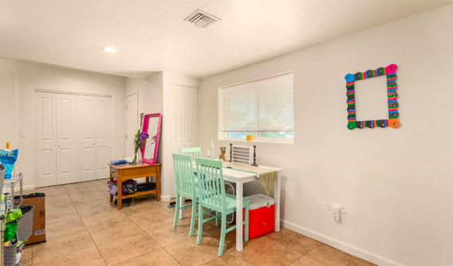 Building Photo - FULLY REMODELED HOME WITHIN A SHORT DISTAN...