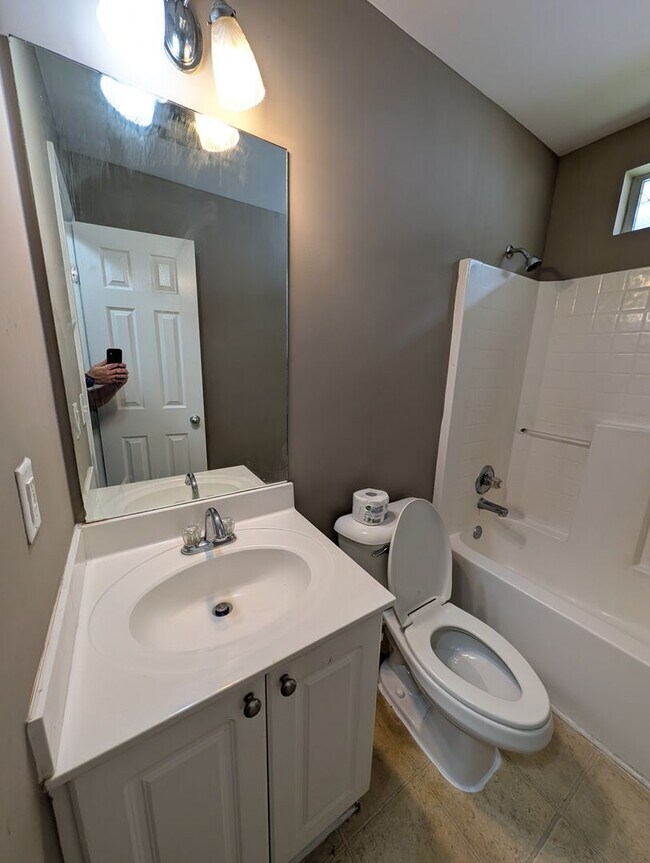 Building Photo - 3BR/2BA Garden Home with Fenced Yard, Great Master Suite