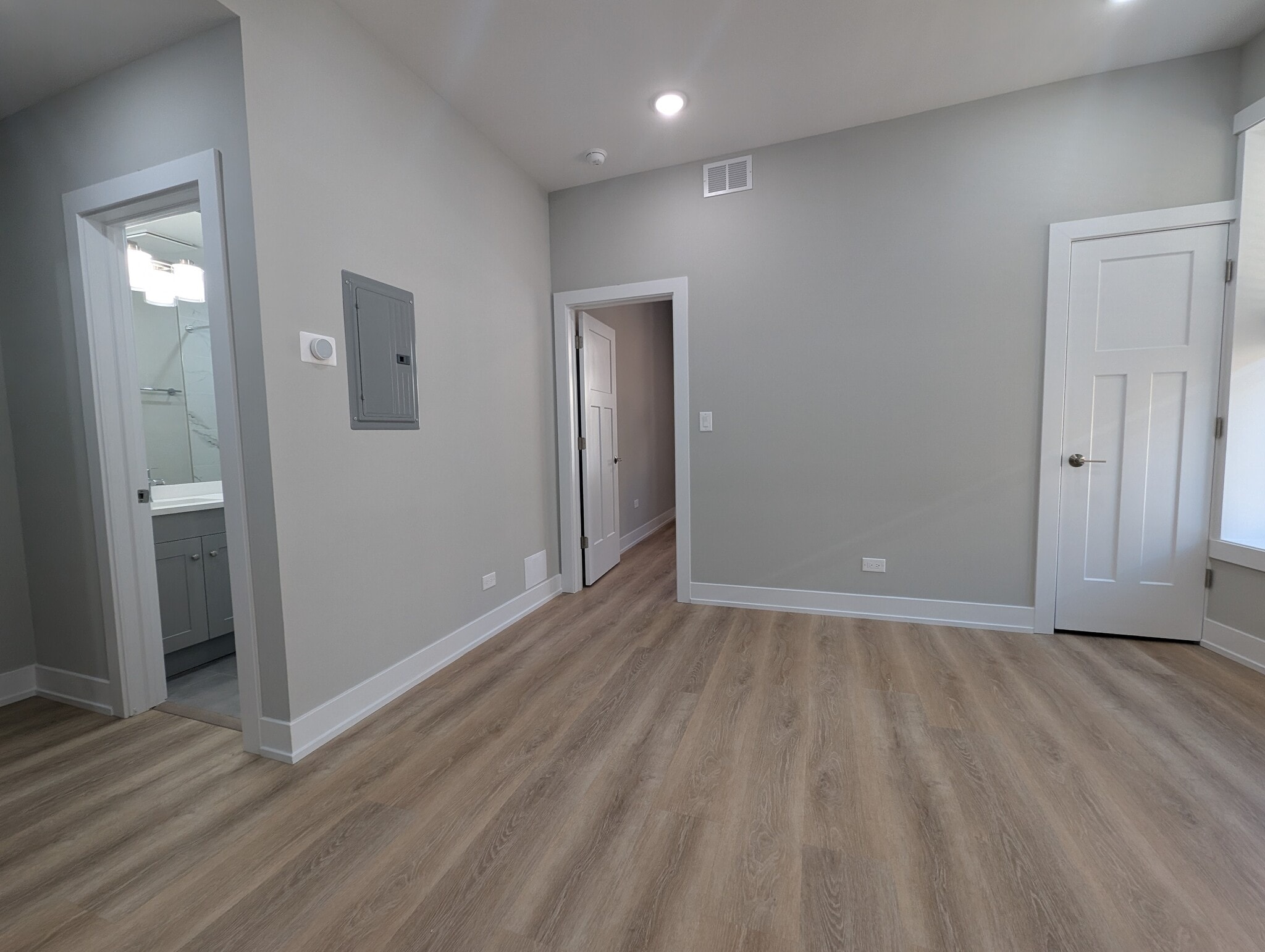 Building Photo - 423 W Belden Ave