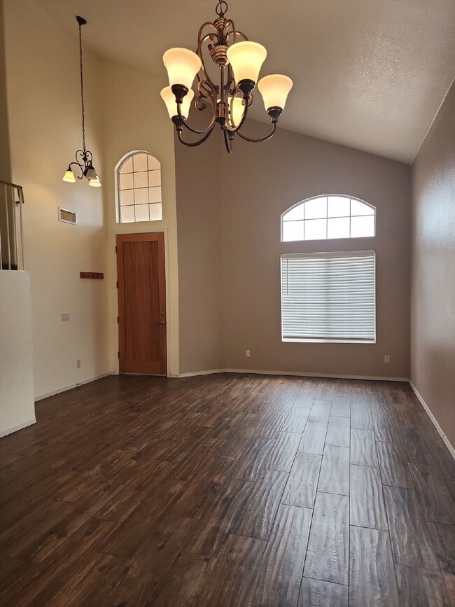 Building Photo - "Spacious 4-Bedroom Glendale Gem with Granite Elegance - 2018 Sq Ft of Comfort!"
