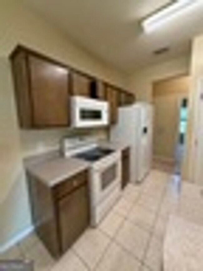 Building Photo - 200 Royal Palms Ave