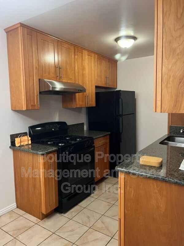 Building Photo - 930 E 1st St