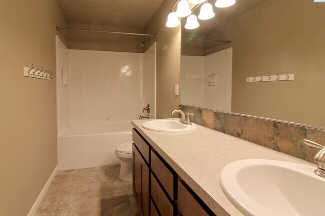 Building Photo - Large 4 Bed, 2.5 Bath West Pasco Home