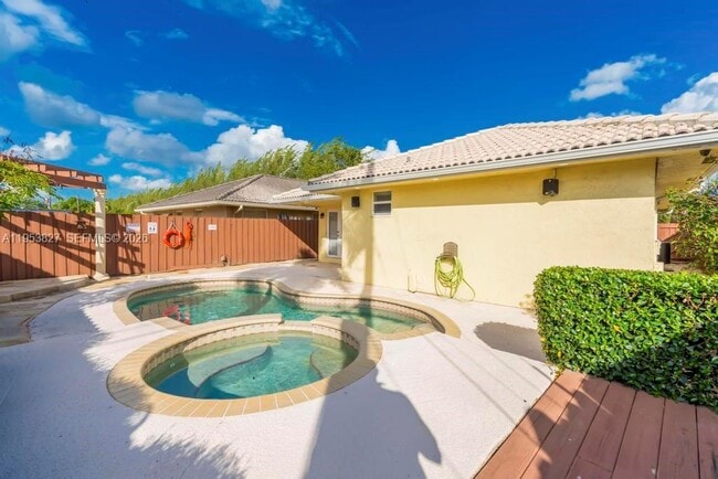 Building Photo - 4370 SW 82nd Ave