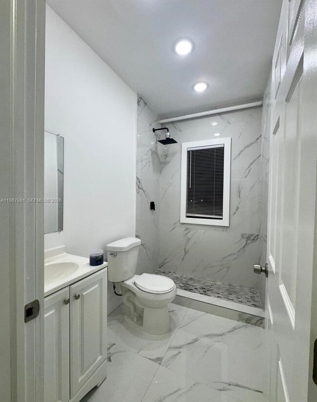 Building Photo - 842 Himmarshee St