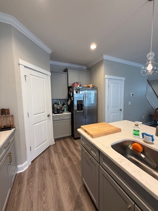 Building Photo - Quaint Neighborhood Living: Spacious 3 Bed...