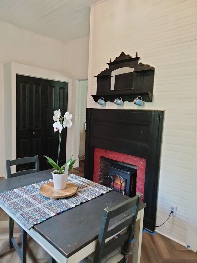 Building Photo - Totally Remodeled 2 Bedroom 1 Bath House-F...