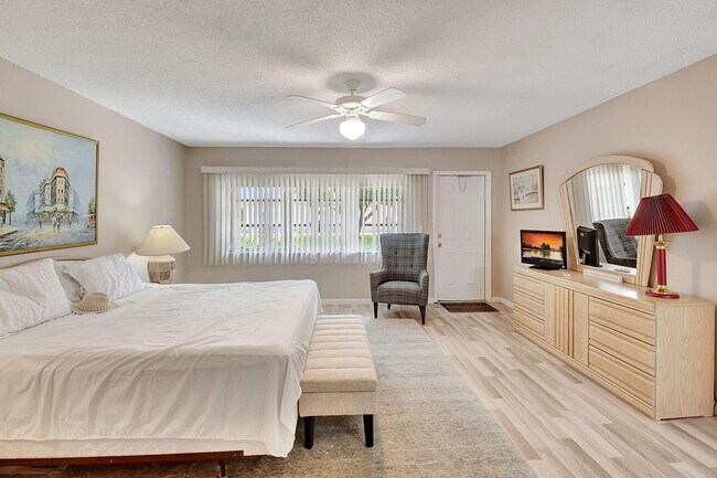 Building Photo - 1165 S Drive Cir