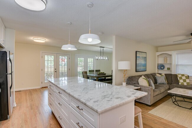 Building Photo - 1209 Azalea Dr
