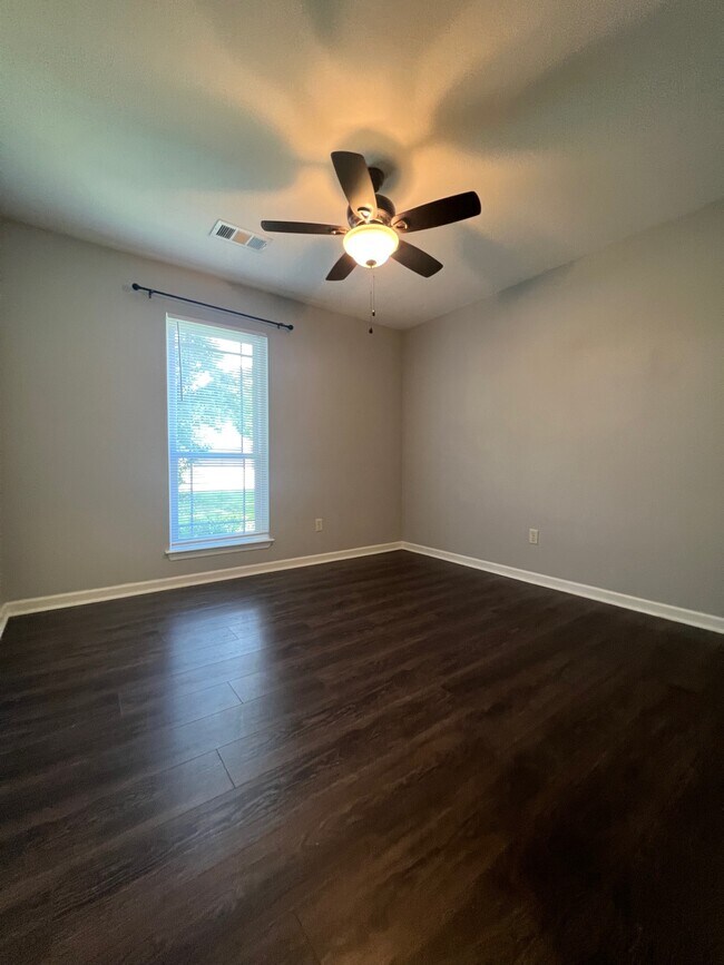 Building Photo - 1011 Green Valley Dr