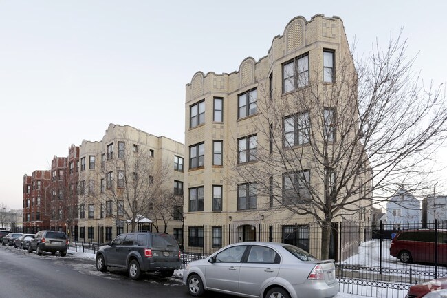 The Dickens Courtyard Chicago, IL Apartment Finder