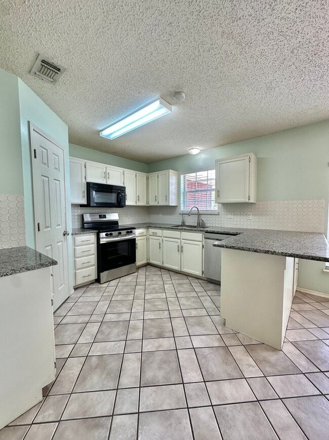 Building Photo - Move in Ready... Charming Home In The Bluf...
