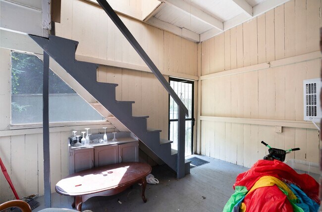 Building Photo - Charming Historic 2BR Apartment with Garag...