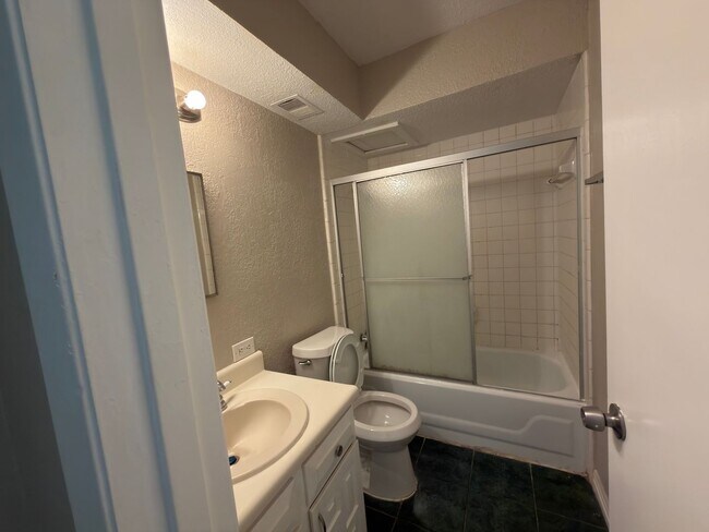 Building Photo - 358 Valley Park Dr