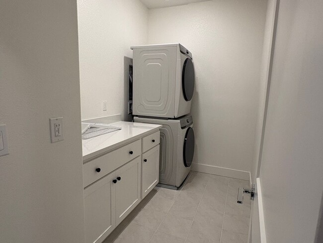 Building Photo - Beautiful 4 Bedroom 2.5 bath Home In Oakley with Solar