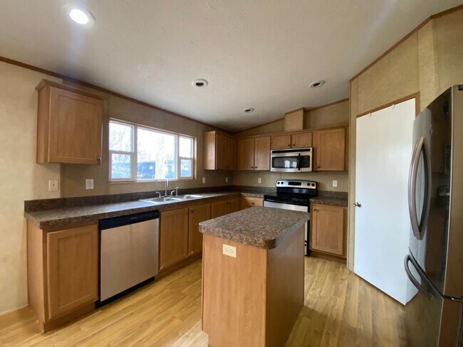 Building Photo - Great location on Monkey Island at Grand Lake!