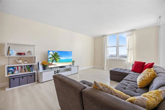 Building Photo - 511 SE 5 Ave