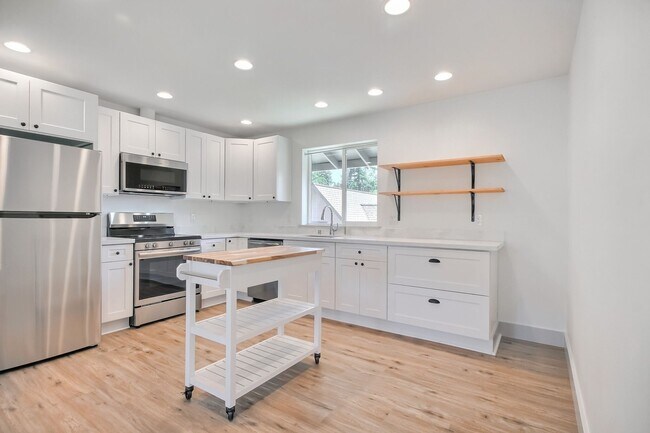 Building Photo - Beautiful 2 Bedroom 2.5 Bath Home In Everett!