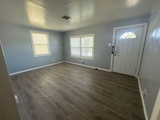 Building Photo - Recently renovated 4 bed/1 bath!