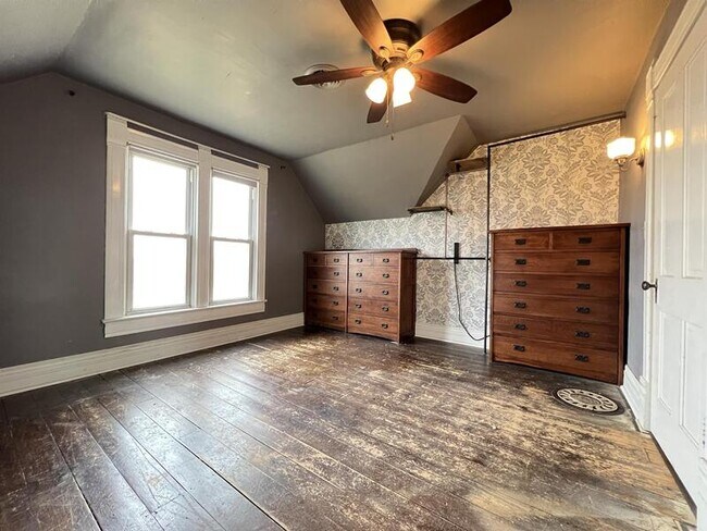 Building Photo - 3085 Overland Ave