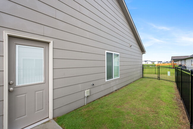 Building Photo - 5122 N Cypress St