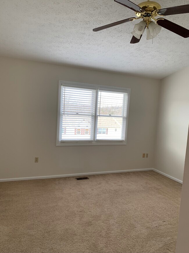 Building Photo - 2560 Hawthorne Dr