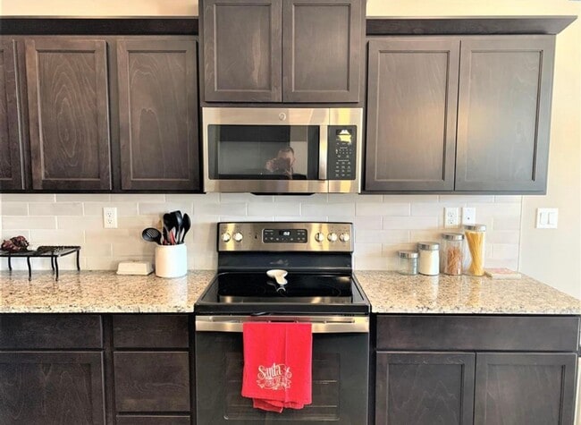 Building Photo - Newer Home in Kennewick, Great Location! Pets welcome!