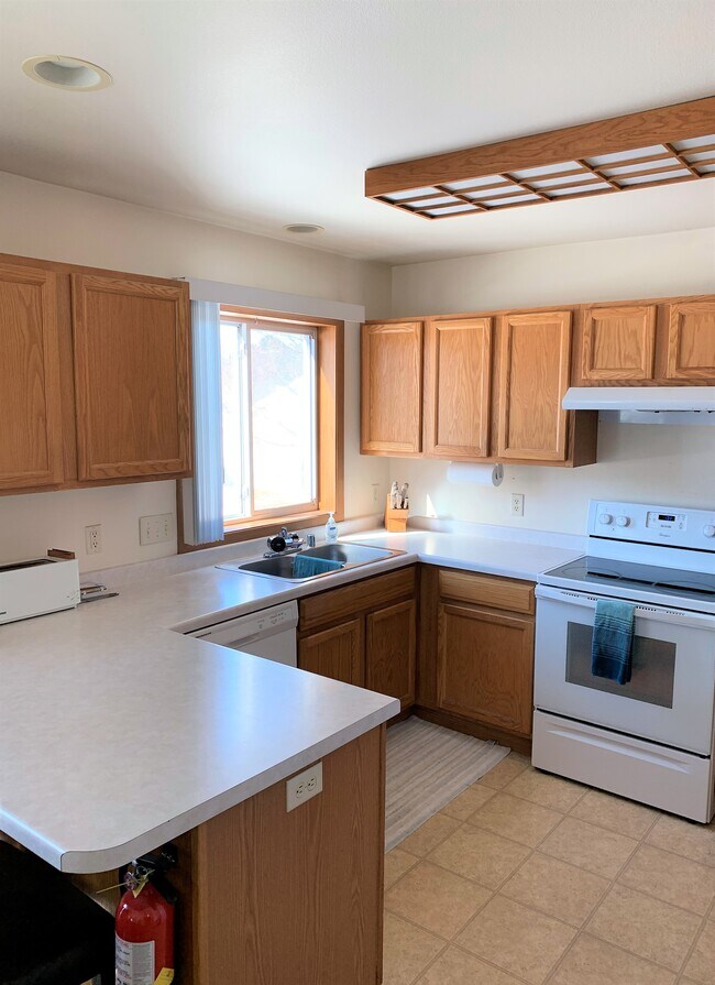 Building Photo - 812 Van Es Pky