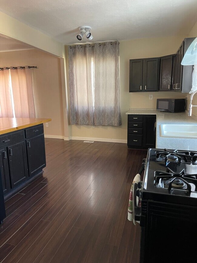 Building Photo - 3 Bedroom 2 Bath home