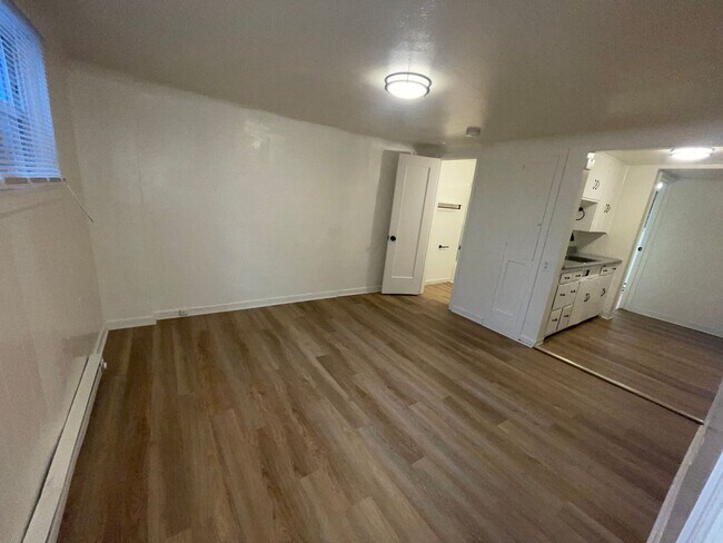 Building Photo - LOWER SOUTH HILL ONE BED NEAR HUCKLEBERRY'...