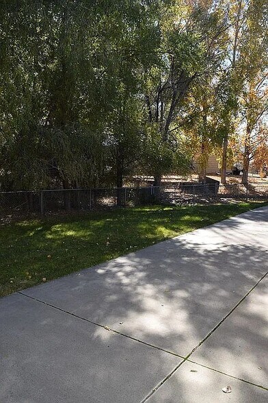 back yard / patio - 817 W Sage St