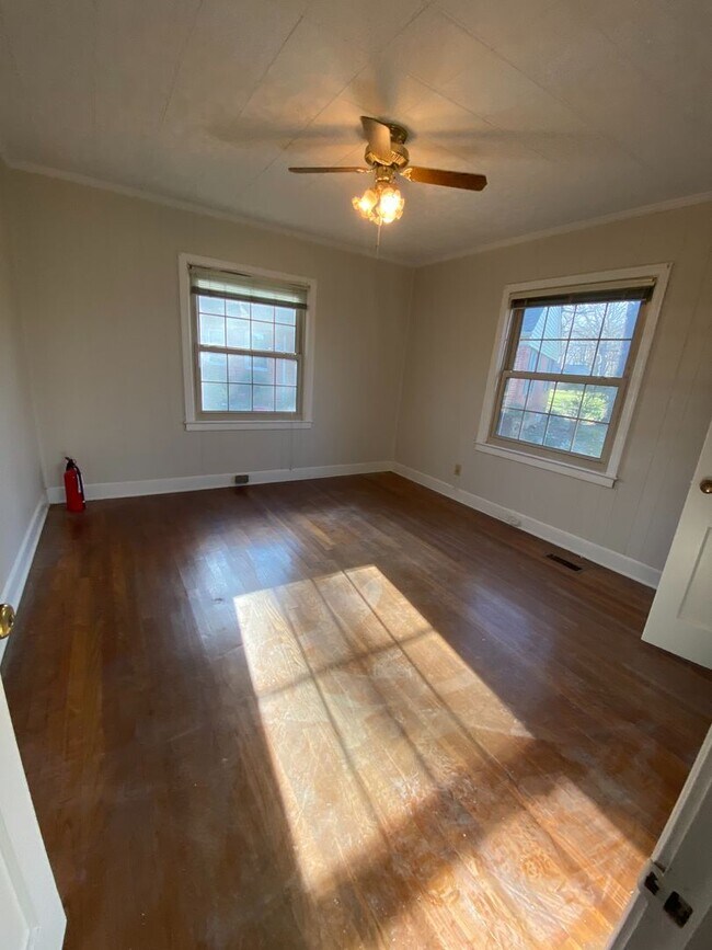 Building Photo - 2 BR convenient to Grimsley HS and Midtown