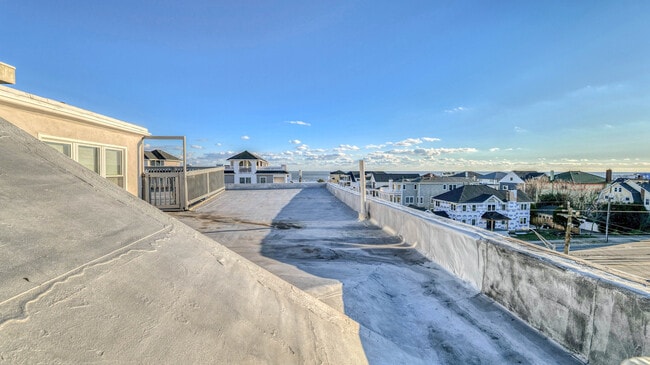 Building Photo - 25 S Surrey Ave