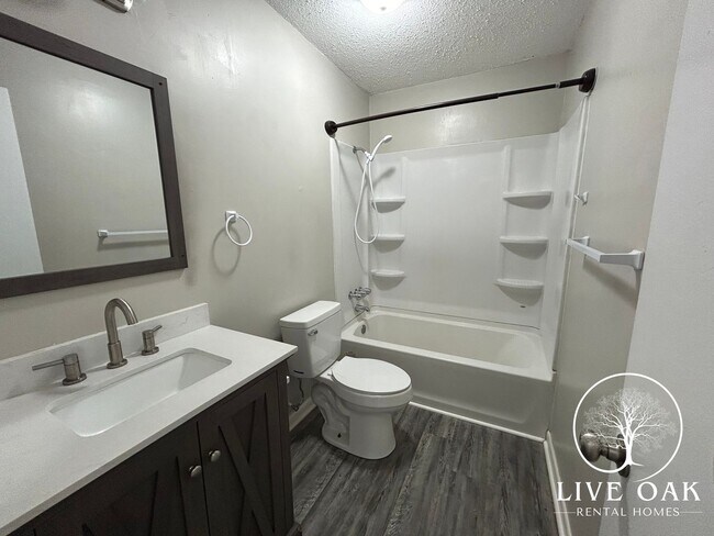 Building Photo - MOVE IN SPECIAL: $500 OFF 1ST MONTH'S RENT!**