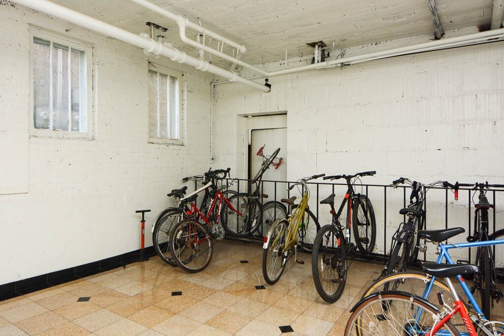 Building Photo - 824 W Waveland