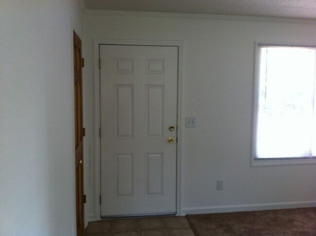 Building Photo - 1410 E Lakeview Dr