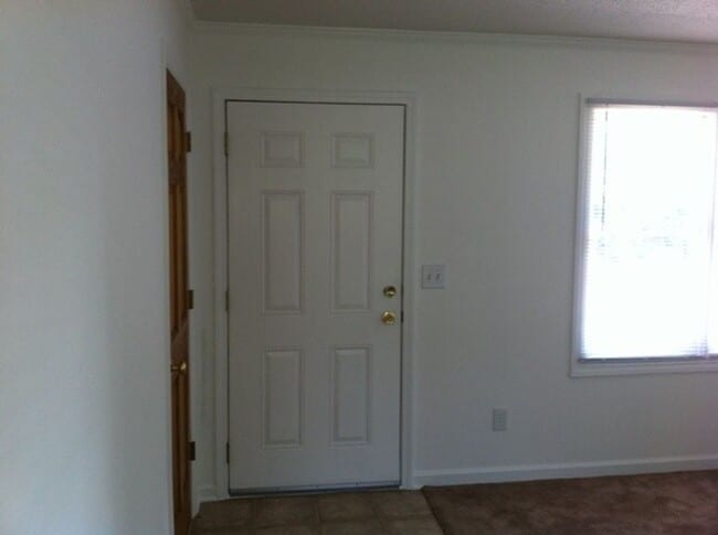 Building Photo - 2 Bedroom / 1 Bath Apartment Johnson City, TN