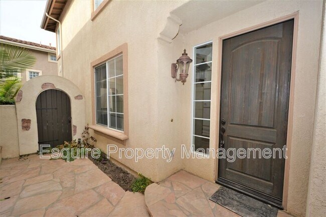 Building Photo - 2861 Golf Villa Way