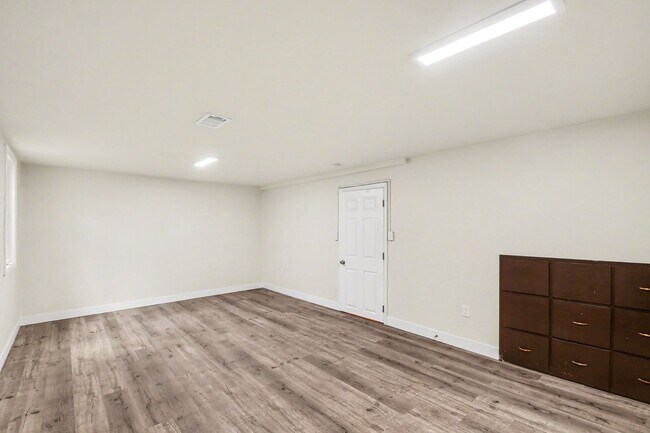 Building Photo - Students Welcome!! Updated 6 Bedroom, close to campus!! Flexible Move In Date (May, June, July or...