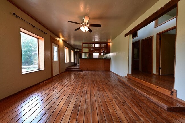 Building Photo - (4) Bed/(2) Bath SE Norman! Country Living!