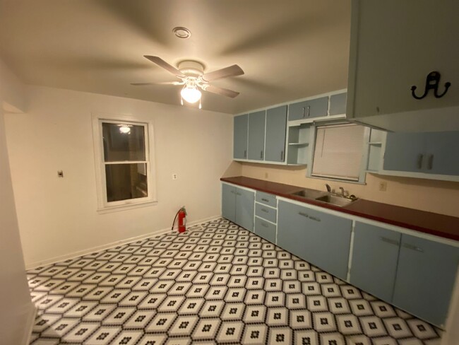 Building Photo - 2 Bedroom, 1 Bath House w/ Basement and Do...