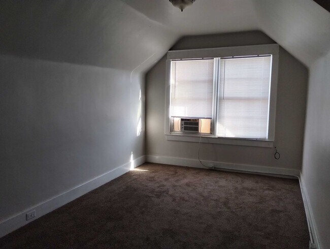 Building Photo - Call 2500 W Oak your next apt.