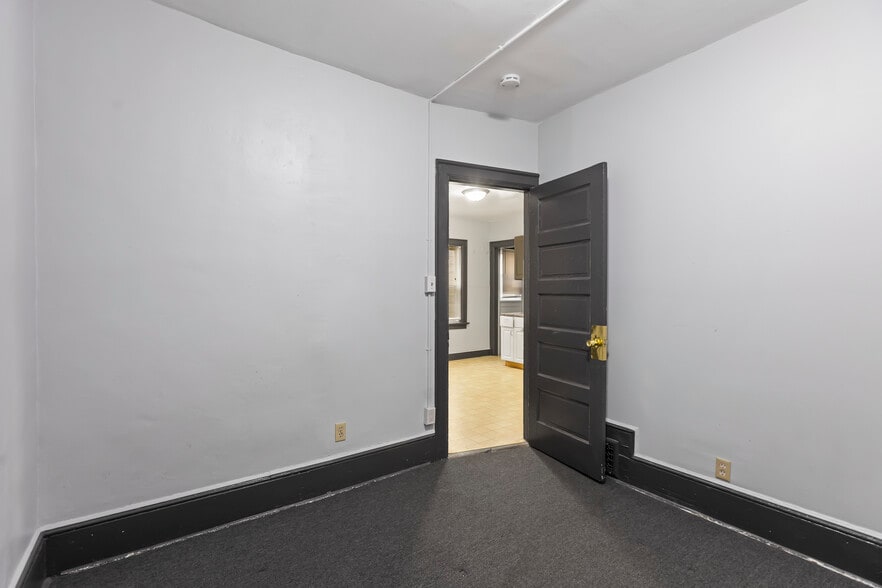 bedroom 3 entry - 2514 N Oakland Ave