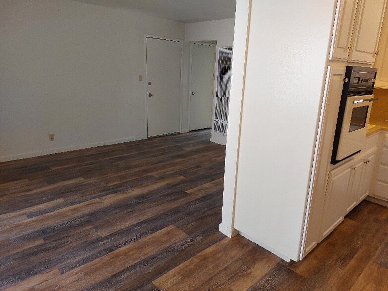 Building Photo - 1100 Ranchero Way