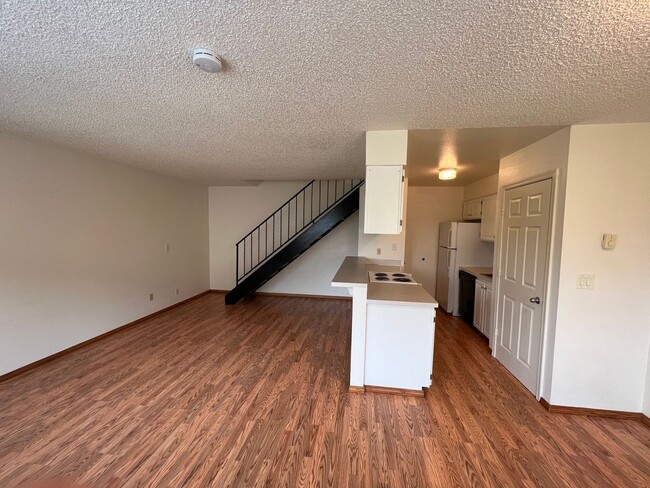 Building Photo - SPACIOUS, CLEAN W/Tons of storage! Tee Off...