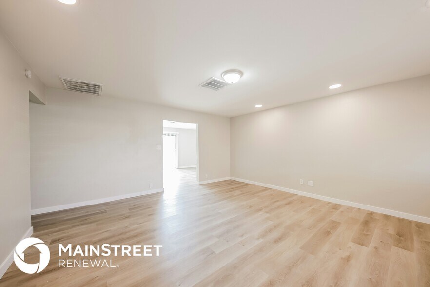 Building Photo - 4749 N 39th Dr