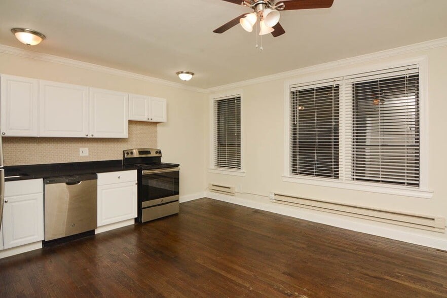 Building Photo - 3345 N Marshfield Ave