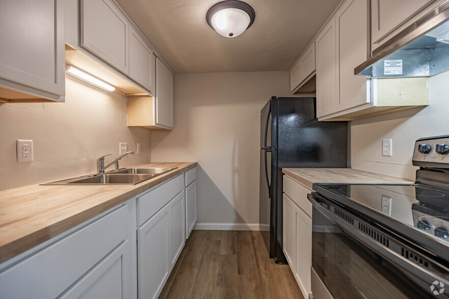 1BR, 1BA - Kitchen - Aurora Apartments